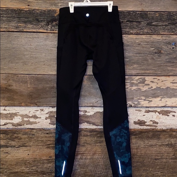 Like NEW! Athleta Traverse Frost Tights - Picture 3 of 10